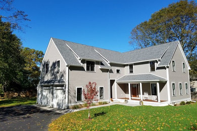 Modelo de fachada de casa gris tradicional renovada grande de dos plantas con revestimiento de vinilo, tejado a dos aguas y tejado de teja de madera