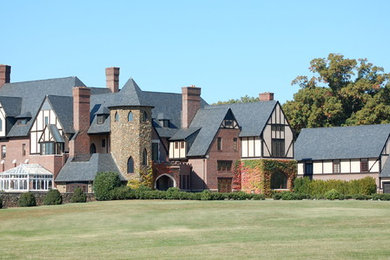 Geräumiges, Dreistöckiges Klassisches Einfamilienhaus mit Mix-Fassade, bunter Fassadenfarbe, Satteldach und Schindeldach in Richmond