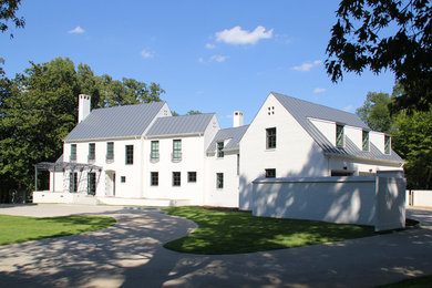 Großes, Zweistöckiges Klassisches Einfamilienhaus mit Putzfassade, weißer Fassadenfarbe, Satteldach und Blechdach in Sonstige