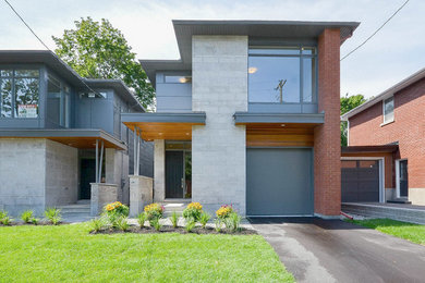 Modelo de fachada de casa gris contemporánea grande de dos plantas con revestimientos combinados, tejado plano y tejado de teja de madera