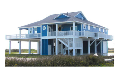 Imagen de fachada de casa azul costera de tamaño medio de una planta con revestimiento de vinilo y tejado de teja de madera