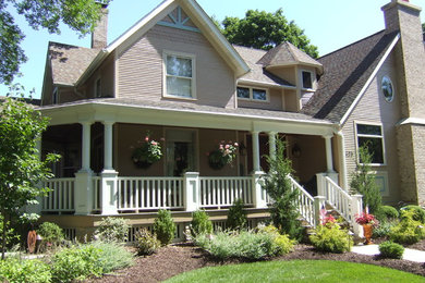 Diseño de fachada beige de estilo americano de tamaño medio de dos plantas con revestimientos combinados y tejado a dos aguas