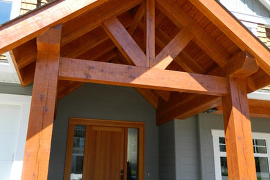 Modelo de fachada de casa gris rústica grande de dos plantas con revestimiento de vinilo y tejado a dos aguas