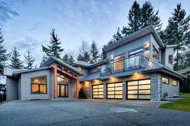 Ejemplo de fachada de casa gris minimalista grande de dos plantas con revestimiento de vinilo y tejado de un solo tendido