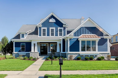 Diseño de fachada de casa azul de estilo americano grande de dos plantas con revestimientos combinados, tejado a dos aguas y tejado de varios materiales