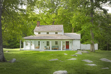 Diseño de fachada de casa blanca campestre de tamaño medio de una planta con tejado a cuatro aguas, tejado de teja de madera y revestimiento de madera