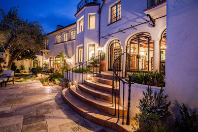 サンディエゴにあるラグジュアリーなシャビーシック調のおしゃれな家の外観 (漆喰サイディング) の写真
