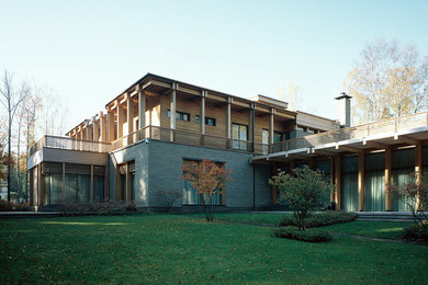 Foto della villa grande multicolore moderna a due piani con rivestimenti misti e tetto piano