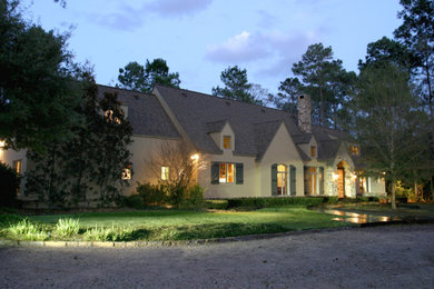 Ispirazione per la facciata di una casa beige classica a un piano di medie dimensioni con rivestimento in stucco e tetto a capanna