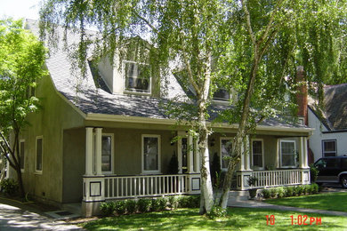 サクラメントにある高級なトラディショナルスタイルのおしゃれな家の外観 (漆喰サイディング、緑の外壁) の写真