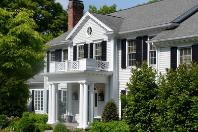 Diseño de fachada gris clásica de tamaño medio de dos plantas con revestimiento de madera y tejado a dos aguas