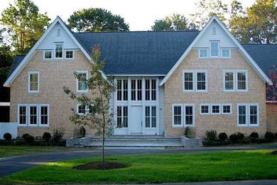 Foto de fachada de casa beige campestre grande de dos plantas con revestimientos combinados, tejado a dos aguas y tejado de teja de madera