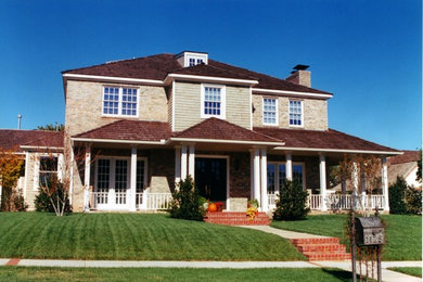 Diseño de fachada beige clásica de tamaño medio de dos plantas con revestimiento de ladrillo y tejado a cuatro aguas