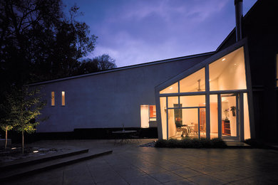 Imagen de fachada blanca moderna grande de dos plantas con revestimiento de estuco