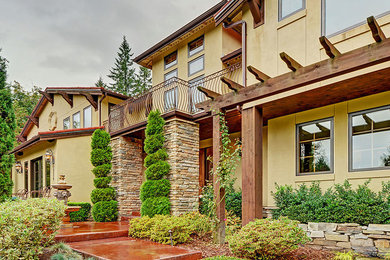 シアトルにある地中海スタイルのおしゃれな家の外観の写真