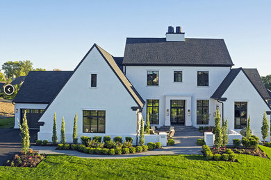Modelo de fachada de casa blanca campestre grande de dos plantas con revestimiento de estuco, tejado a dos aguas y tejado de teja de madera