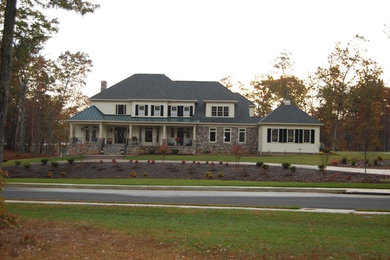Foto de fachada de casa blanca tradicional grande de dos plantas con revestimiento de aglomerado de cemento, tejado a dos aguas y tejado de teja de barro