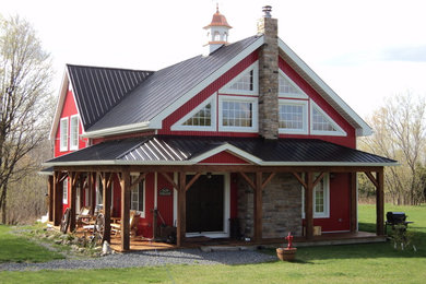 Modelo de fachada roja de estilo de casa de campo de tamaño medio con revestimiento de metal y tejado a dos aguas