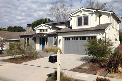 Mittelgroßes, Zweistöckiges Country Haus mit grauer Fassadenfarbe, Satteldach und Misch-Dachdeckung in Orange County