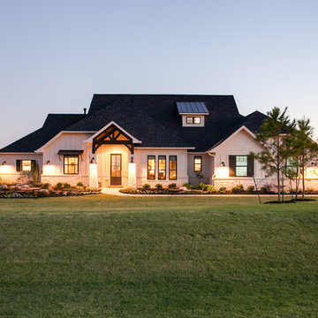 Farmhouse Home with a Fashionable Interior