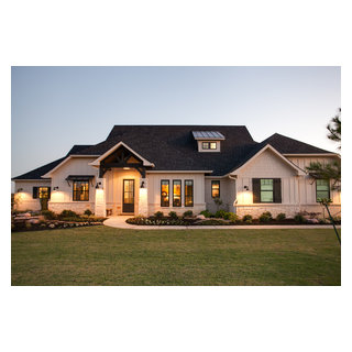 Farmhouse Home with a Fashionable Interior - Craftsman - Exterior - Dallas  - by Noble Classic Homes | Houzz