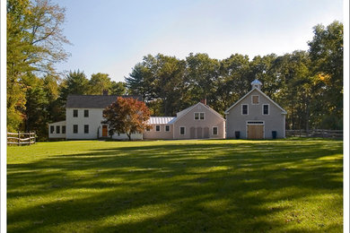 Große, Zweistöckige Landhausstil Holzfassade Haus mit weißer Fassadenfarbe in Boston