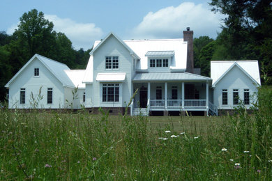 Diseño de fachada blanca de estilo de casa de campo