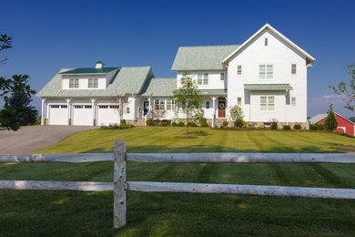 Cette image montre une grande façade de maison blanche rustique en panneau de béton fibré à un étage avec un toit à deux pans.