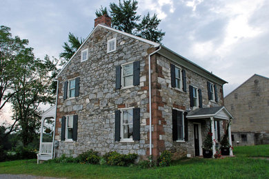 Diseño de fachada marrón campestre con revestimiento de piedra
