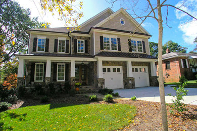 Foto de fachada de casa beige de estilo americano grande de dos plantas con revestimientos combinados
