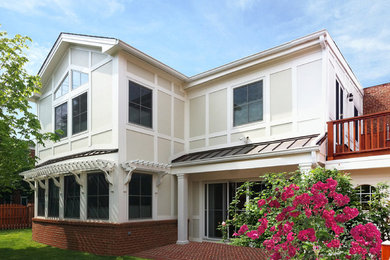 Modelo de fachada gris clásica renovada de tamaño medio de tres plantas con revestimiento de aglomerado de cemento