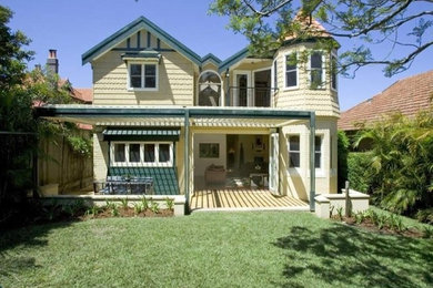 Diseño de fachada de casa multicolor clásica grande de dos plantas con revestimiento de ladrillo, tejado a dos aguas y tejado de teja de barro