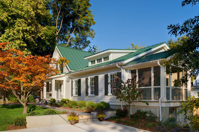 Foto della facciata di una casa beige classica a un piano di medie dimensioni con rivestimento in legno e tetto a capanna