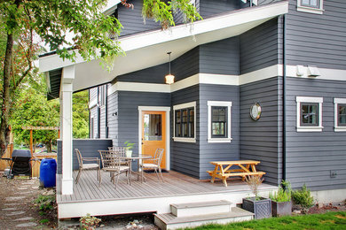Modelo de fachada de casa gris clásica renovada de tamaño medio de dos plantas con revestimiento de madera y tejado plano
