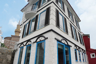Diseño de fachada blanca costera de tres plantas