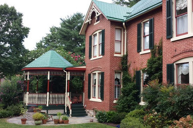 ワシントンD.C.にある高級なヴィクトリアン調のおしゃれな家の外観 (レンガサイディング) の写真