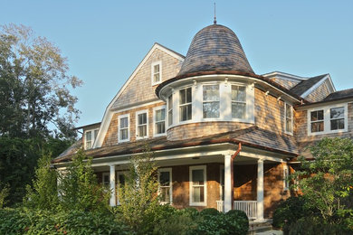 Idee per la facciata di una casa ampia marrone classica a due piani con rivestimento in vinile