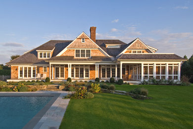 Immagine della facciata di una casa grande marrone stile marinaro a due piani con rivestimento in vinile