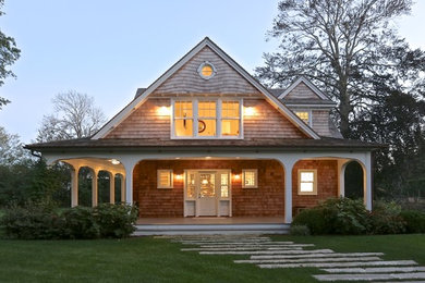 Idee per la facciata di una casa grande marrone stile marinaro a due piani con rivestimento in vinile