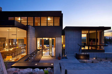 Imagen de fachada gris moderna grande de dos plantas con revestimiento de hormigón y tejado plano