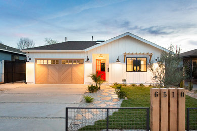 Mittelgroßes, Einstöckiges Landhaus Einfamilienhaus mit Faserzement-Fassade, weißer Fassadenfarbe, Walmdach und Schindeldach in Los Angeles