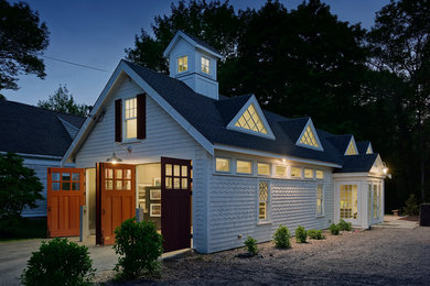 Ejemplo de fachada de casa blanca campestre de tamaño medio de dos plantas con revestimiento de madera, tejado a dos aguas y tejado de teja de madera