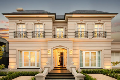 アデレードにあるトラディショナルスタイルのおしゃれな家の外観の写真