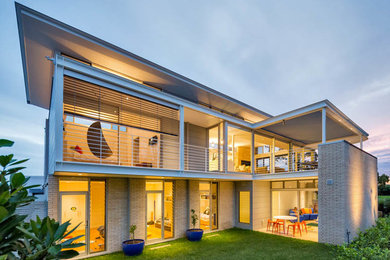 Стильный дизайн: двухэтажный частный загородный дом среднего размера в современном стиле с комбинированной облицовкой - последний тренд