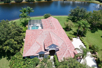 Foto de fachada de casa de tamaño medio de una planta con tejado a dos aguas y tejado de teja de barro