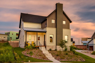 На фото: двухэтажный, серый дом среднего размера в стиле неоклассика (современная классика) с облицовкой из металла и двускатной крышей с