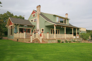Modelo de fachada de estilo de casa de campo grande de dos plantas con revestimiento de madera