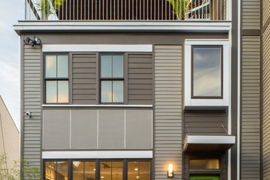 他の地域にある中くらいなコンテンポラリースタイルのおしゃれな家の外観 (コンクリート繊維板サイディング、タウンハウス) の写真