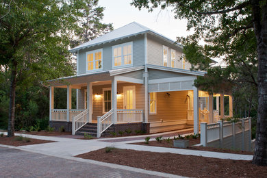 Imagen de fachada beige marinera de tamaño medio de dos plantas con revestimiento de aglomerado de cemento