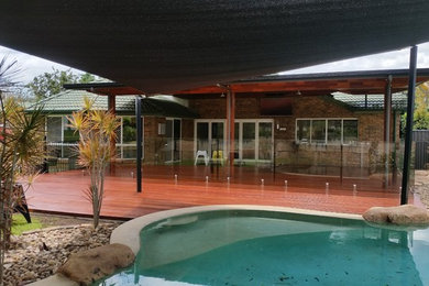 Idee per la facciata di una casa tropicale a due piani di medie dimensioni con tetto piano e copertura in metallo o lamiera